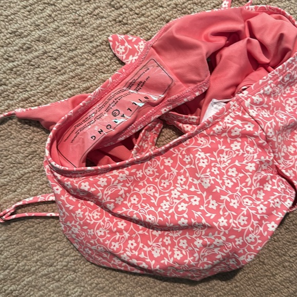 Billabong cutout one piece - Picture 3 of 3